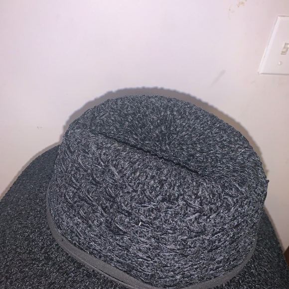 New black hat, still has tags - Picture 3 of 4